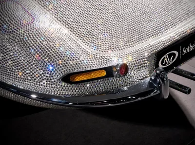 Гламурна мрія: Jaguar, вкритий кристалами Сваровські, продають за 18 тисяч доларів - фото 576311