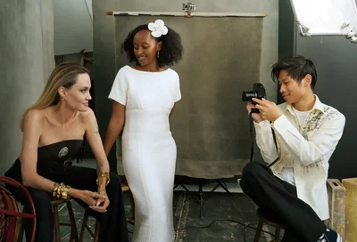 Анджеліна Джолі з'явилась на обкладинці Vogue у незвичайні сукні власного бренду - фото 576345