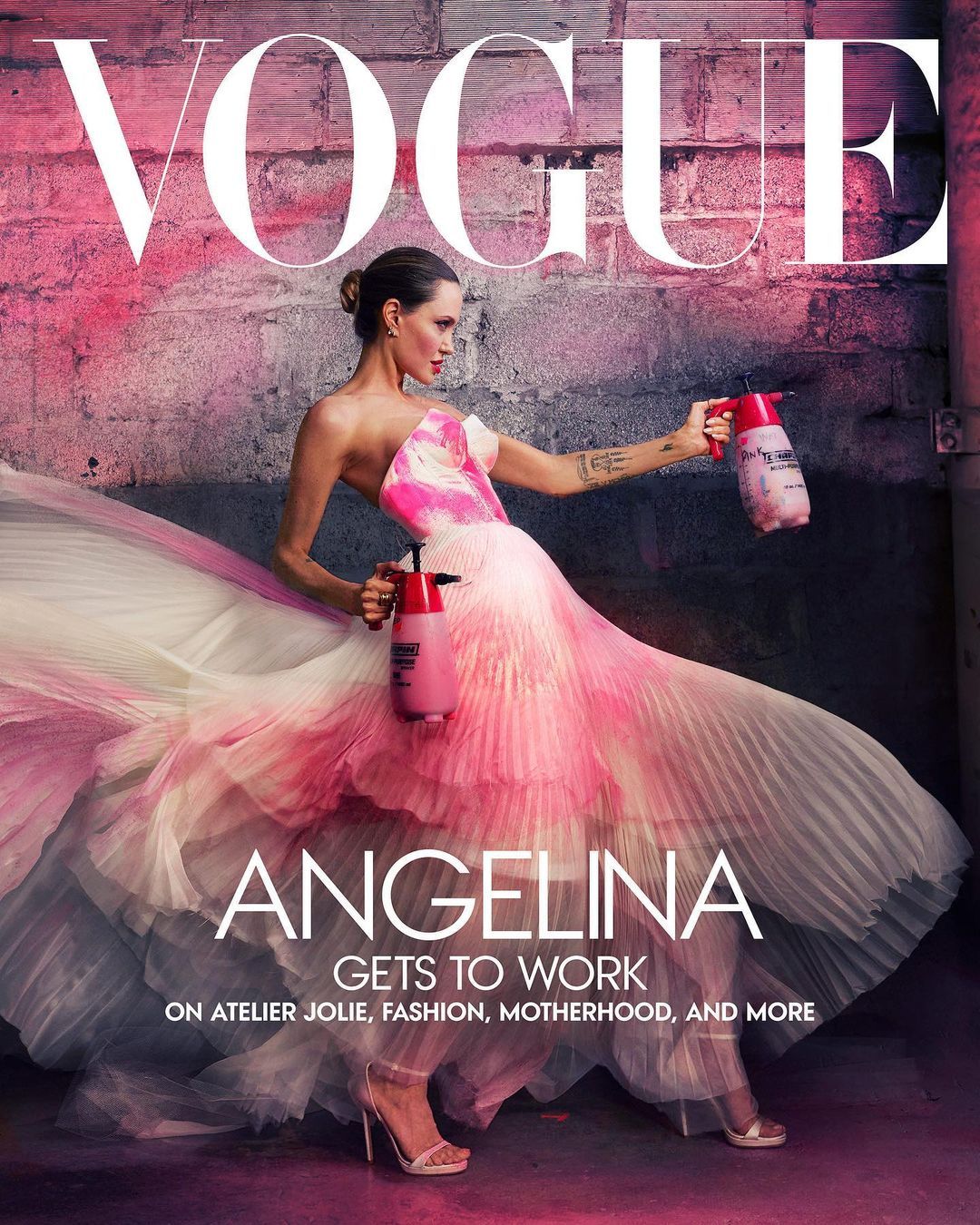 Анджелина Джоли появилась на обложке Vogue в необычном платье собственного бренда - 576348 Анджелина Джоли появилась на обложке Vogue в необычном платье собственного бренда - фото 576348