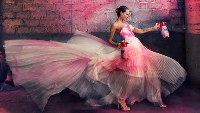 Анджеліна Джолі з'явилась на обкладинці Vogue у незвичайні сукні власного бренду