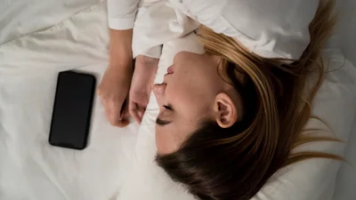 Ось чому не можна заряджати телефон біля ліжка: неочевидна причина