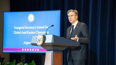 У цьому відео держсекретар США Ентоні Блінкен грає на гітарі та співає