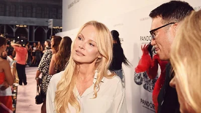 Крутий вихід Памели Андерсон: в костюмі без мейкапа