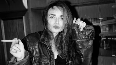 Зірка фільму "Довбуш" влаштувала еротичну фотосесію на дереві - фото 18+