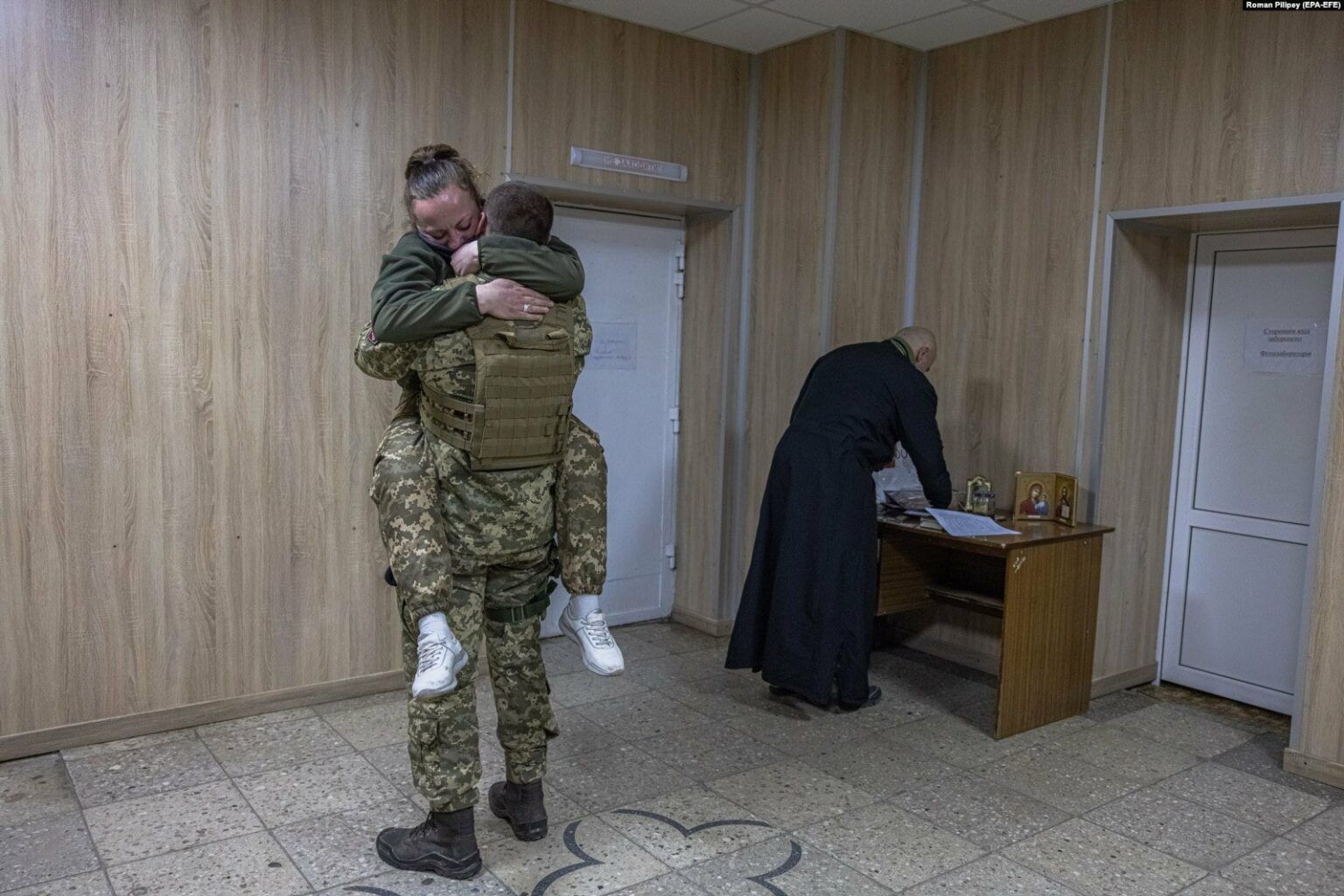 День защитников и защитниц Украины 2023: щемящие фото с войны - фото 576982
