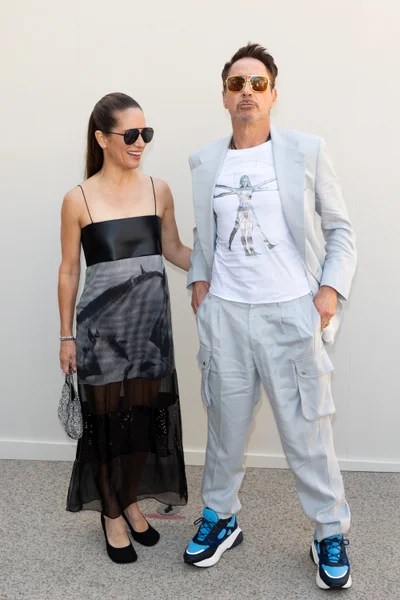 Роберта Дауни-младшего с женой увидели на модном шоу: как выглядит актер - фото 577202
