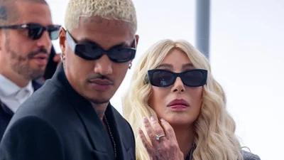 77-річна Шер ніжно трималась за руки з 37-річним бойфрендом — фото пари