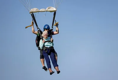 104-летняя американка прыгнула с парашютом, чтобы побить мировой рекорд - фото 577387