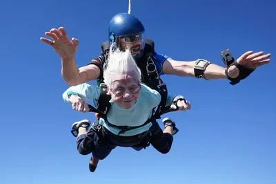 104-річна американка стрибнула з парашутом, щоб побити світовий рекорд - фото 577388