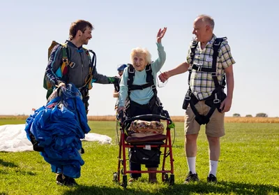 104-летняя американка прыгнула с парашютом, чтобы побить мировой рекорд - фото 577389