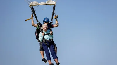 104-річна американка стрибнула з парашутом, щоб побити світовий рекорд