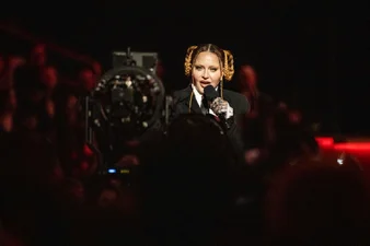 Мадонна гуляла без мейкапа – певица в странной одежде пряталась от фотографов