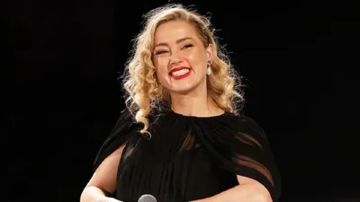 Эмбер Херд заметили с костылем в руке: что случилось