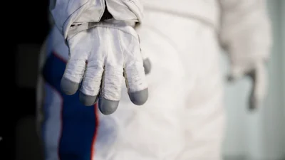 На Місяці астронавти будуть ходити в скафандрах від Prada — є перші фото