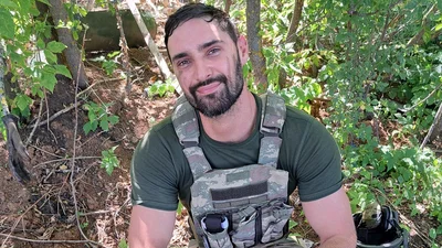 Игорь Кондратюк забирает у Виталия Козловского военную зарплату