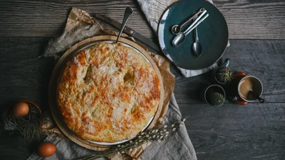 Простий пиріг з грушею — готуємо на сковороді