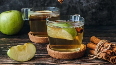 Яблучний чай з імбиром — напій, який ідеально підходить для поганої погоди