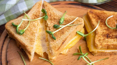 Готовим известный французский сэндвич с ветчиной на завтрак