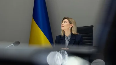 Якими прикрасами доповнити строгий костюм - тобі сподобається приклад Олени Зеленської