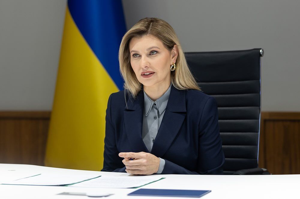 Какими украшениями дополнить строгий костюм – тебе понравится пример Елены Зеленской - фото 578783