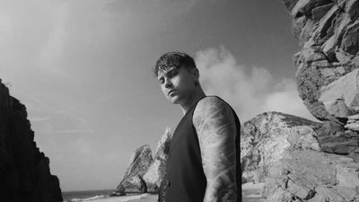 "Ти знаєш, що ти людина" — Артем Пивоваров зачаровує в новому кліпі