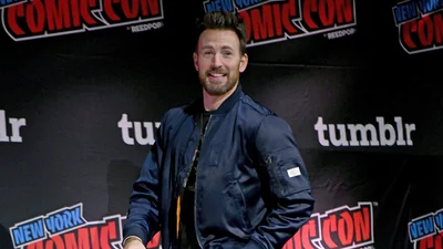 Крис Эванс подтвердил женитьбу на Альбе Баптисте и похвастался кольцом