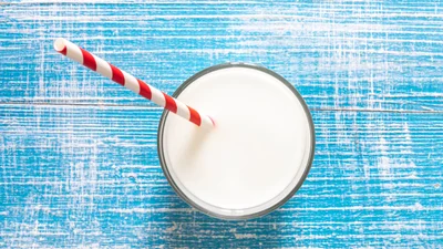 Удивительный, но рабочий лайфхак: макияж можно смыть этим продуктом с холодильника