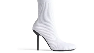 Balenciaga продает сапоги за 1590 долларов — это буквально носки на каблуке
