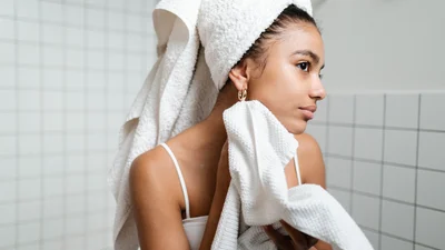 Когда лучше мыть голову — утром или вечером: отвечают эксперты по волосам