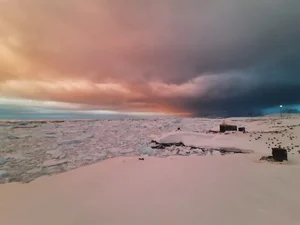 Чорнично-рожевий світанок над Антарктидою: приголомшливої краси фото від наших полярників