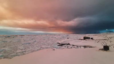 Чорнично-рожевий світанок над Антарктидою: приголомшливої краси фото від наших полярників