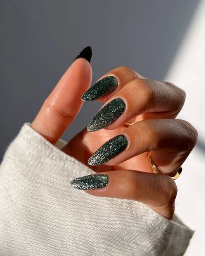 Бархатные ногти — главный маникюр осенне-зимнего периода, который покорил Instagram - фото 580492