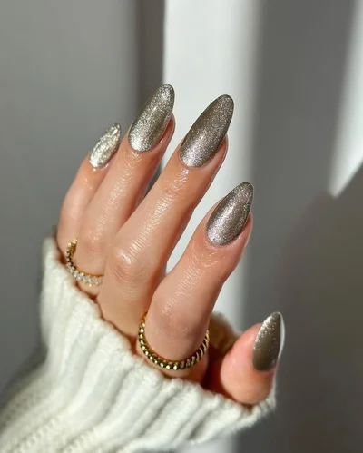 Бархатные ногти — главный маникюр осенне-зимнего периода, который покорил Instagram - фото 580493