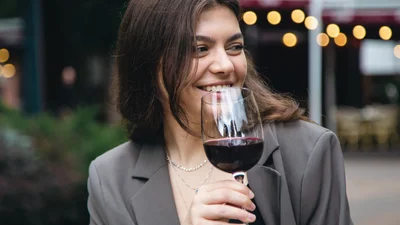 4 простых способа избавиться от пятен от красного вина