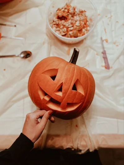 Как вырезать тыкву на Хэллоуин: видеоинструкция и идеи - фото 580932