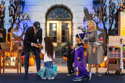 Джилл Байден в костюме кошки показала, как украсила Белый дом к Хэллоуину - фото 580966