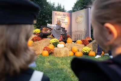 Джилл Байден у костюмі кицьки показала, як прикрасила Білий дім до Геловіну - фото 580967