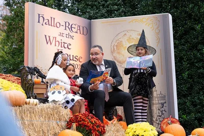 Джилл Байден у костюмі кицьки показала, як прикрасила Білий дім до Геловіну - фото 580969