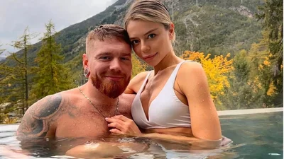 Олександр Кривошапко опублікував гарячі фото з новою дівчиною в басейні