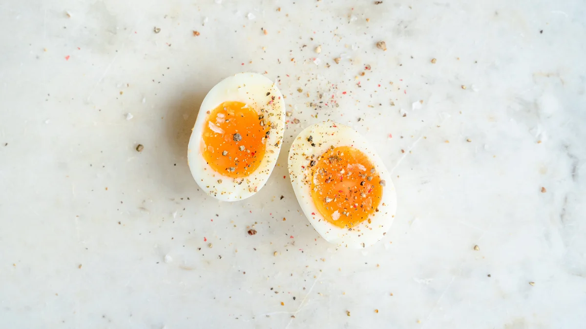 Как правильно приготовить яйца всмятку: простые рецепты и секреты
