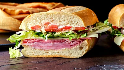 Рецепт раскрыт: эпичный сэндвич Беллы Хадид из 19 ингредиентов, который свел с ума сеть