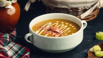 Суп-пюре из чечевицы с хлопьями бекона — первое блюдо, которое приятно согреет осенью