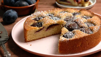 Судья "МастерШеф" Ольга Мартыновская показывает, как приготовить известный сливовый пирог