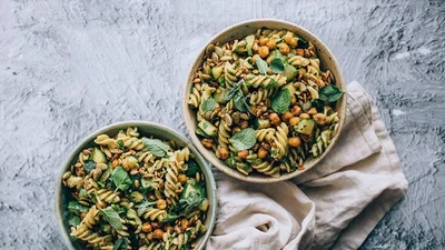 Быстрые и согревающие рецепты для ужина — готовим сытные салаты с макаронами