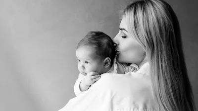 Трогательное знакомство: Влада Зинченко показала лицо младшей дочери и назвала ее имя