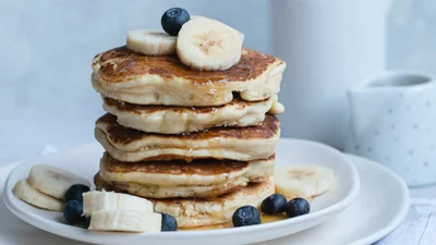Банановые оладьи, которые поднимут тебя раньше даже в выходные