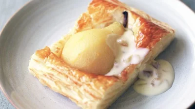 Дуже прості слойки з грушами: тісто хрумке, а начинка смачна і соковита