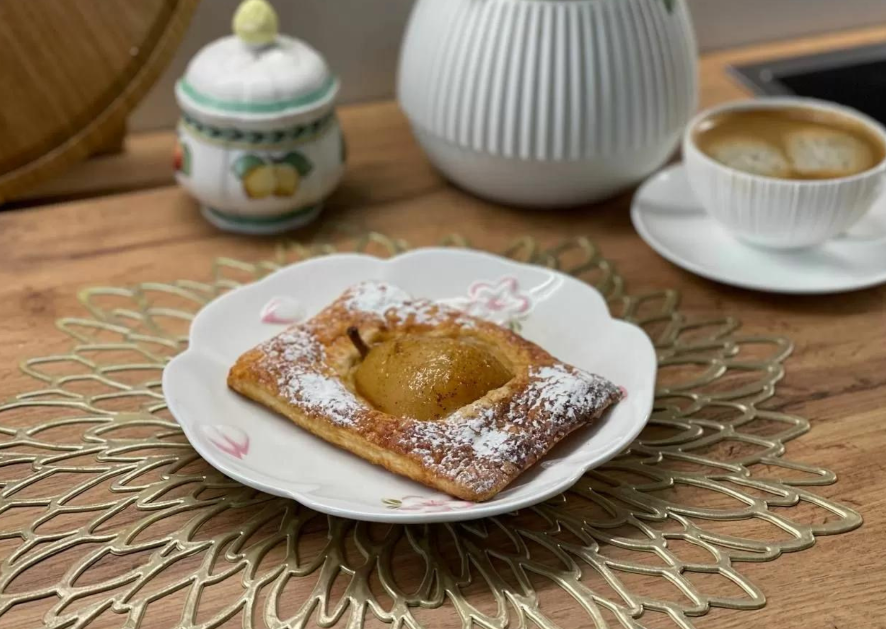 Очень простые слойки с грушами: тесто хрустящее, а начинка вкусная и сочная - фото 581757