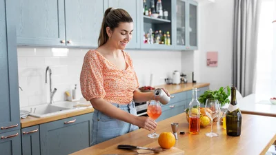 От пряной сангрии до искрящегося шпритца: готовим четыре коктейля на любой вкус