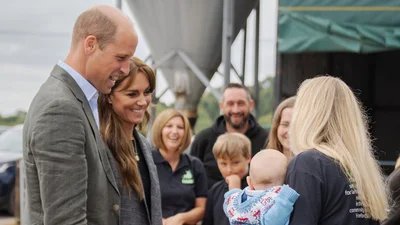 Принца Вільяма вкусив малюк, і цей момент потрапив на відео